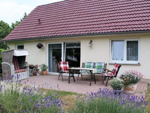 Cozy Coastal Stay with Garden in Hohenkirchen, Deutschland