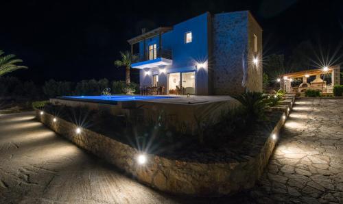 Villa Koutalas - Majestic Sunsets over the Pool