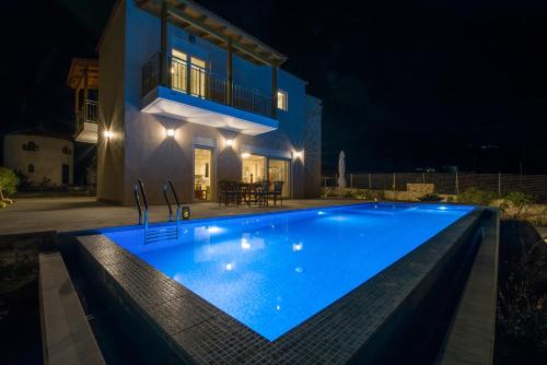 Villa Koutalas - Majestic Sunsets over the Pool