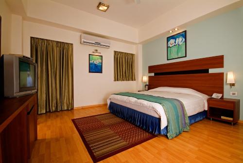 โรงแรมชาโตว์ วินด์เซอร์ (Chateau Windsor Hotel) near สนามกีฬาวังเฮดิ