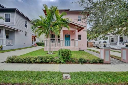 Sunny Days Walking Distance To Everything! Villa in West Palm Beach, USA