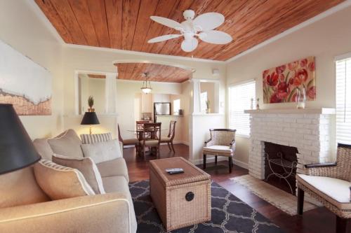 The Cottage Casita With Bikes & Private Pool! Home in West Palm Beach, USA