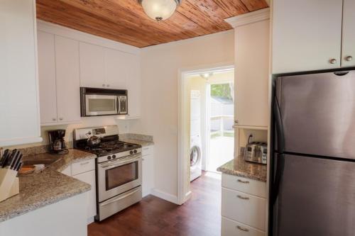 The Cottage Casita With Bikes & Private Pool! Home in West Palm Beach, USA