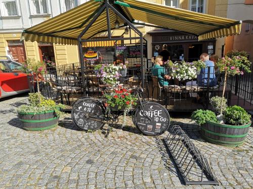 Bejárat, (Ne)vinna kavarna in Mikulov