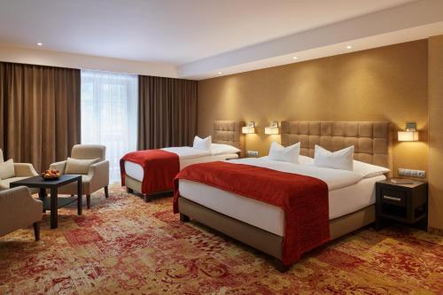 1 queen bed, 1 twin bed