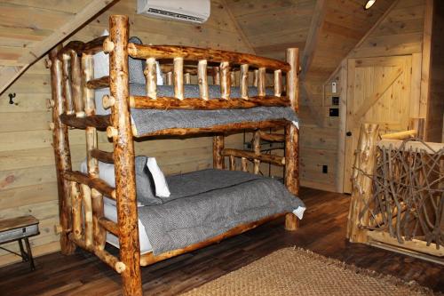 Out On A Limb (Treehouse) Cabin - image 4