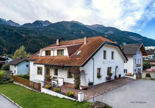 Haus Arnold - Privatzimmer und Ferienwohnungen - Accommodation - Sillian