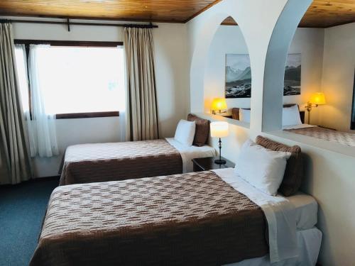 Family Room (1 Double bed + 2 single beds) image 6