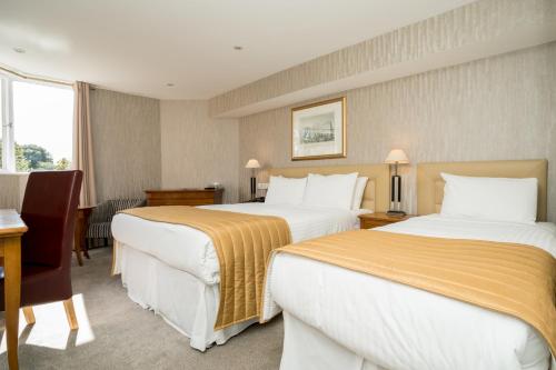 1 queen bed, 1 twin bed