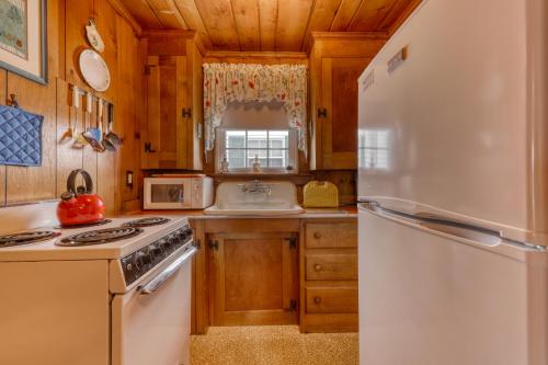Cozy Cottage at the Beach - image 4