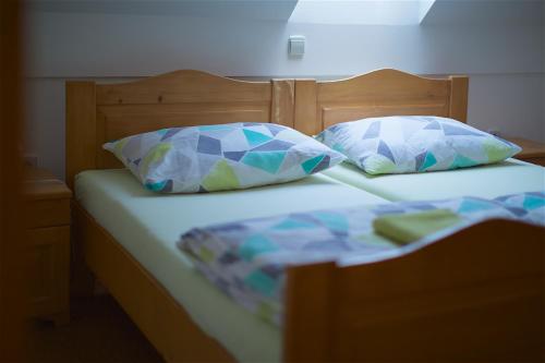 1 queen bed, 2 twin beds