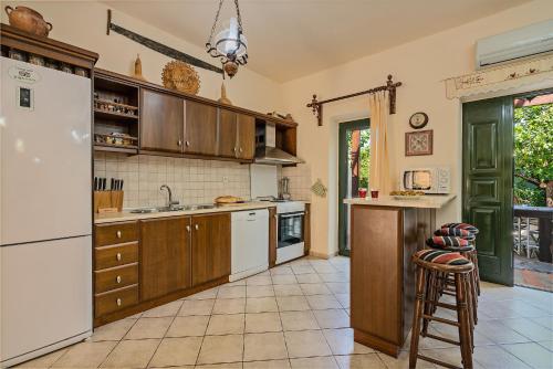 Six-Bedroom Villa  image 7