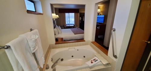 화장실, 베이몬트 바이 윈덤 시애틀/커클랜드 WA (Baymont by Wyndham Seattle/Kirkland WA) in 커클랜드 (WA)
