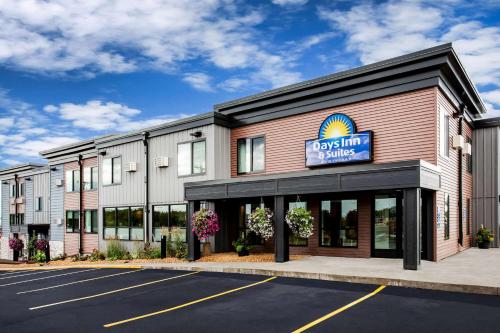 B&B Duluth - Days Inn & Suites by Wyndham Duluth by the Mall - Bed and Breakfast Duluth