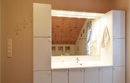 Fürdőszoba, 4 Bedroom Cozy Home In Farsund in Farsund