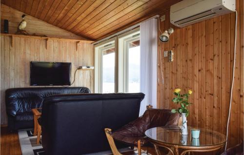 Stunning home in Sandvoll with 3 Bedrooms and WiFi in Stord