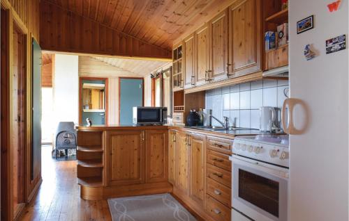 ห้องครัว, Beautiful Home In Sandvoll With House Sea View in สตอร์ด