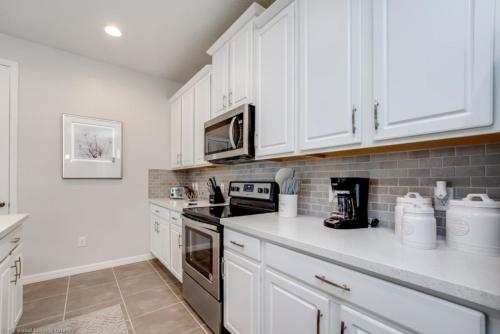 The Ultimate Guide to Renting Your Luxury 6 Bedroom Villa on Solara Resort Orlando Villa 3037 - image 3