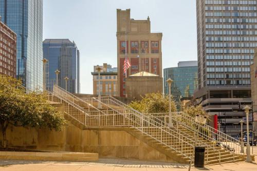 Frontdesk Sky on Main Apts Downtown Kansas City - image 9