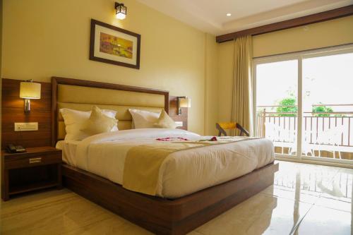 Deluxe Double Room with Balcony image 6