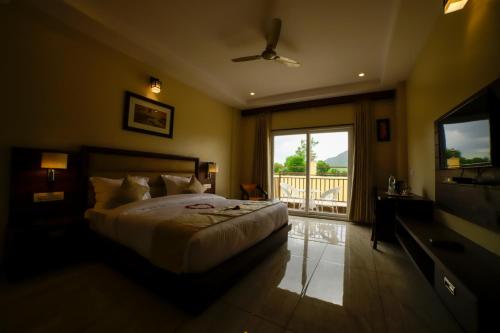 Deluxe Double Room with Balcony image 4
