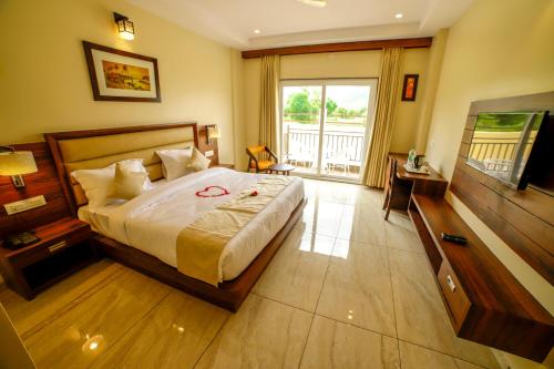 Deluxe Double Room with Balcony image 3