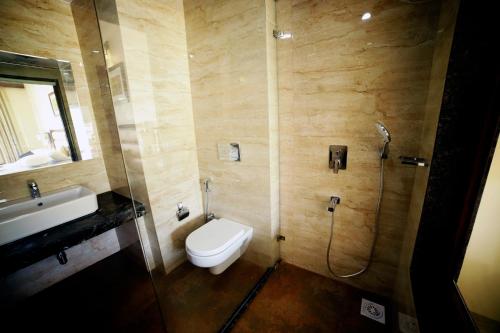 Deluxe Double Room with Balcony image 2
