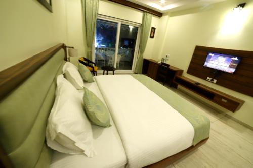 Superior Double Room with Balcony image 4