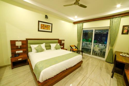 Superior Double Room with Balcony image 3