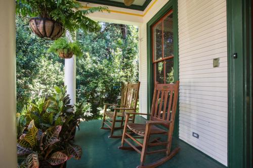 The Lookout Inn – New Orleans, LA