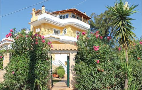  Amazing home in Nea Makri w/ 4 Bedrooms, Pension in Nea Makri