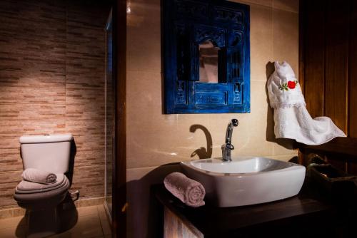Sunset Strip Eco Apartments - 화장실