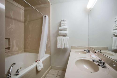 Super 8 by Wyndham Washington - image 7