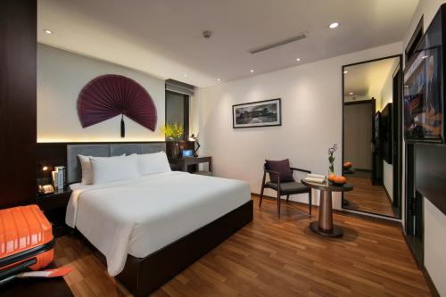 1 queen bed, 2 twin beds
