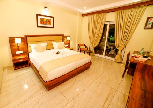 Deluxe Double Room with Balcony image 1