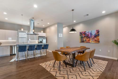 Stunning 4 BR Townhouse in Mid City 