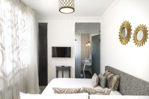 222927703 Suite Azur Hotel