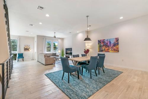 Mid City Fully Furnished Townhouse - image 10