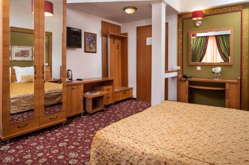 Grand Hotel - image 8