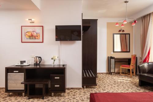 Grand Hotel - image 10