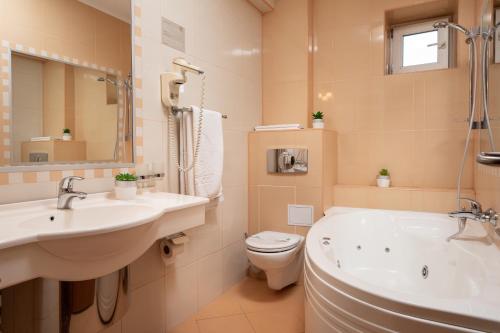 Grand Hotel - image 9