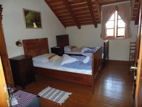 1 double bed, 1 twin bed