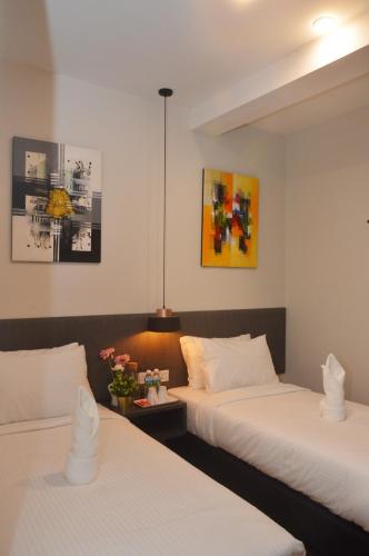 Twin Room image 4