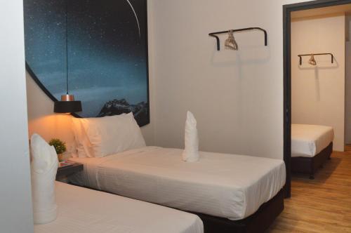 Twin Room image 2