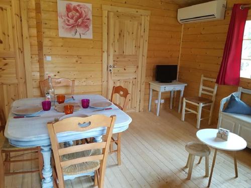 chalet au fond du jardin gîte à louer Saint-Savin