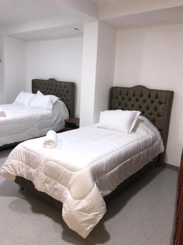 Seven-Bedroom House image 2