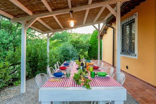 Зовнішній вигляд готелю, Villa Pongina with private pool in Монтеваркі
