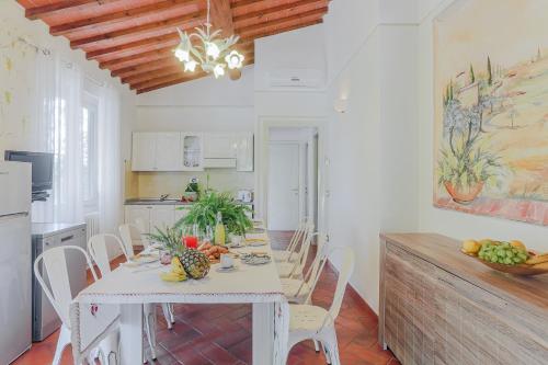 Villa Pongina with private pool in Монтеваркі