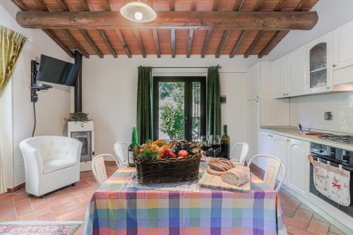 Зручності, Villa Pongina with private pool in Монтеваркі