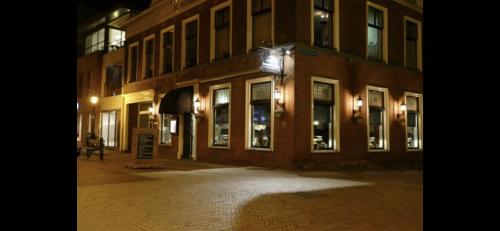 Étterem, b&b het Herenhuys aan de historische gracht van Kollum in Kollum